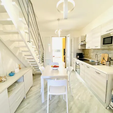 Modernes In Einer Residenz Mit Swimmingpool 300 Meter Vom Entfernt Apartman Lido di Volano