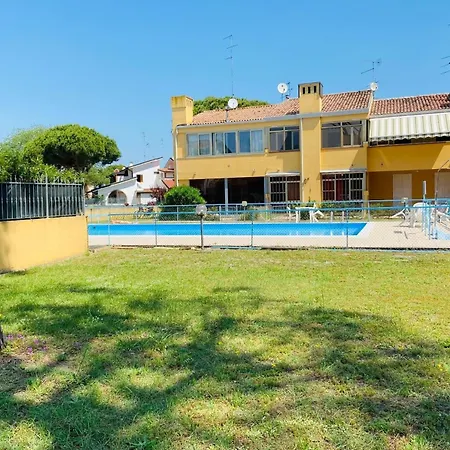 Modernes In Einer Residenz Mit Swimmingpool 300 Meter Vom Entfernt Lido di Volano