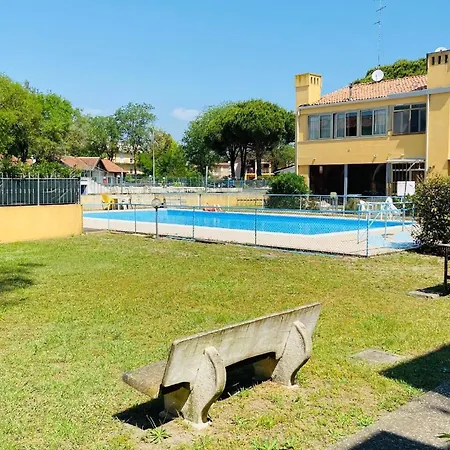 Modernes In Einer Residenz Mit Swimmingpool 300 Meter Vom Entfernt Apartman *